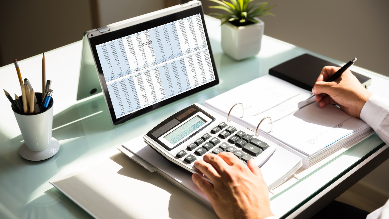 Cost Per Hire: 2026 Benchmarks by Industry & How to Lower It